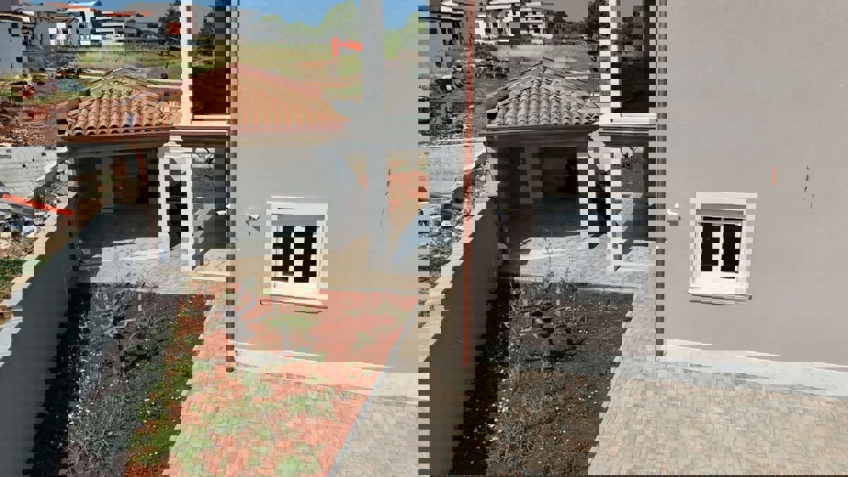 Nuova costruzione: bifamiliare con piscina vicino a Buje